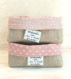 Cesta Floral Rosé Raminhos - Amor & Carinho - Logotipo - Cesta de Presentes - Tag Personalizada - Juta & Tecido