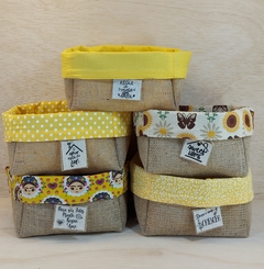 Cachepô Fé, Gratidão & Amor - Floral Amarelo - Tag Personalizada - Juta & Tecido - loja online