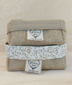 Cesta Floral Margaridas - Bege - Logotipo - Cesta de Presentes - Tag Personalizada - Juta & Tecido