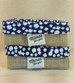 Cesta Floral Azul Margaridas - Que a Felcidade Vire Rotina - Cesta de Presentes - Tag Personalizada - Juta & Tecido - comprar online