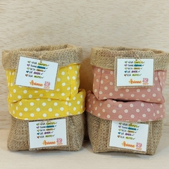 Cachepô Poá Amarelo e Rosé - Lembrancinha de Aniversário - Tag Personalizada - Juta & Tecido