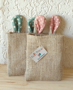Saquinho Orelha com Tag - Orelhinhas de Coelho - Azul e Rosa - Juta ou Algodão - Detalhe em Tecido