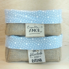 Cesta Aniversário - Com Amor - Pastel Rosa & Azul - Estrelas e Nuvens - Juta e Tecido - Tag Personalizada - Lembrancinha - comprar online