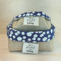 Cesta Floral Azul Margaridas - Que a Felcidade Vire Rotina - Cesta de Presentes - Tag Personalizada - Juta & Tecido