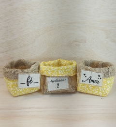 Cachepô Fé, Gratidão & Amor - Floral Amarelo - Tag Personalizada - Juta & Tecido