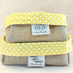 Cesta Poá - Amor e Felicidade - Cores Alegres - Cesta de Presentes - Tag Personalizada - Juta & Tecido - Craft.Mimo