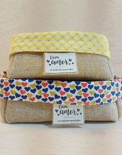 Cesta Corações Vermelhos - Fundo Preto - Espalhe Amor - Cesta de Presentes - Tag Personalizada - Juta & Tecido - Craft.Mimo