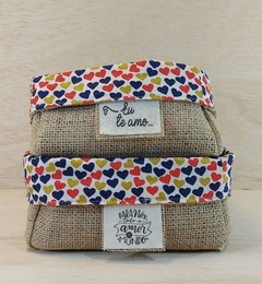 Cesta Corações Vermelhos - Fundo Preto - Espalhe Amor - Cesta de Presentes - Tag Personalizada - Juta & Tecido - loja online