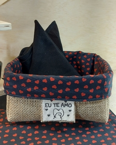 Cesta Corações Vermelhos - Fundo Preto - Espalhe Amor - Cesta de Presentes - Tag Personalizada - Juta & Tecido