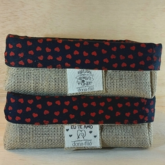 Cesta Dia dos Namorados - Corações Vermelhos - Cesta de Presentes - Tag Personalizada - Juta & Tecido - comprar online