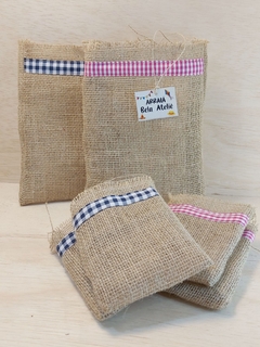 Saquinho de Juta Festa Junina - Detalhe em Tecido - Tag Personalizada - Lembrancinha - comprar online