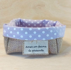 Cesta Poá - Amor em Forma de Presente - Lilás - Cesta de Presentes - Tag Personalizada - Juta & Tecido