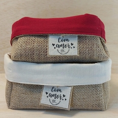 Cesta Juta & Linho - Com Amor - Linho Vermelho e Algodão Cru - Logotipo - Cesta de Presentes - Tag Personalizada