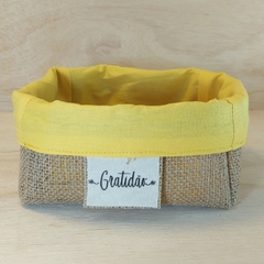 Cesta Juta & Linho - Contém Amor - Amarelo - Cesta de Presentes - Tag Personalizada - comprar online