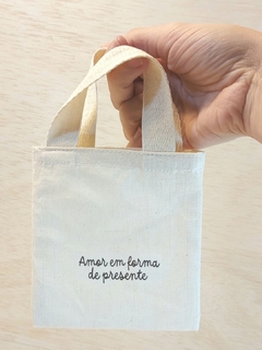 Imagem do Sacolinha Minibag Amor em Forma de Presente - Personalizada - Estampa Padrão - Algodão Cru - Lembrancinha