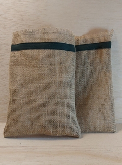 Saquinho de Juta Vinho - Detalhe em Tecido - Tag Personalizada - Lembrancinha - comprar online