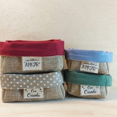 Imagem do Cesta Poá - Amor e Felicidade - Cores Alegres - Cesta de Presentes - Tag Personalizada - Juta & Tecido