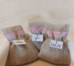 Saquinho de Juta Alegria - Rosé - Detalhe em Tecido - Tag Personalizada - Lembrancinha