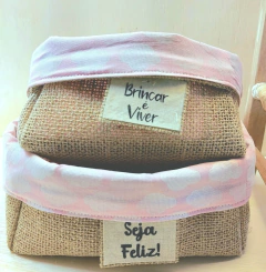 Cesta Nuvens Rosa - Juta e Tecido - Tag Personalizada - Lembrancinha de Aniversário