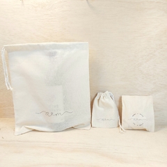 Kit Desconto Saco Cordão com Saquinho Cordão e Saquinho de Amarrar - Iniciais do Casal - Unidos pelo Coração - Estampa Padrão Personalizada - Algodão Cru - Cordão Embutido - Lembrancinha