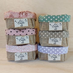 Cesta Poá - Amor e Felicidade - Cores Alegres - Cesta de Presentes - Tag Personalizada - Juta & Tecido - comprar online