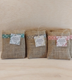 Saquinho de Juta Café - Detalhe em Tecido - Tag Personalizada - Lembrancinha - Craft.Mimo