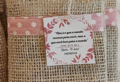 Saquinho de Juta Casamento - Detalhe em Tecido - Tag Personalizada - Lembrancinha - Craft.Mimo