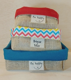 Cesta Zig Zag Azul - Seja Feliz - Juta e Tecido - Tag Personalizada - Lembrancinha de Aniversário - Craft.Mimo