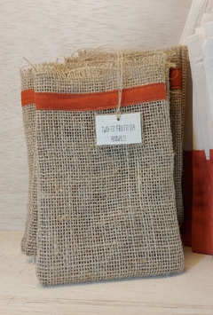 Saquinho de Juta Aniversário - Detalhe em Tecido - Tag Personalizada - Lembrancinha