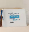 Necessaire Alguém Zela Por Ti - Azul - Nomes Individuais - Lembrancinha Personalizada - Lona 100% Algodão