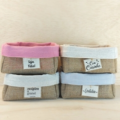 Cesta Juta & Linho - Seja Feliz - Rosa & Cru- Cesta de Presente Personalizada - comprar online