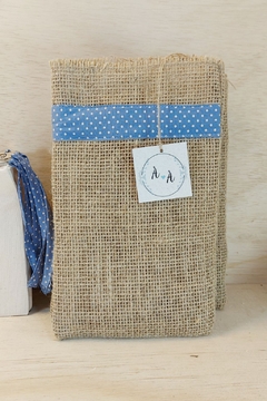 Saquinho de Juta Café - Detalhe em Tecido - Tag Personalizada - Lembrancinha na internet