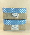 Cesta Poá Azul - Feliz Aniversário - Contém Amor - Juta e Tecido - Tag Personalizada - Lembrancinha