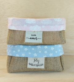 Cesta Aniversário - Com Amor - Pastel Rosa & Azul - Estrelas e Nuvens - Juta e Tecido - Tag Personalizada - Lembrancinha