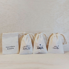Saquinho Amor em Forma de Presente - Lembrancinha - Estampa Personalizada - Algodão Cru com Cordão Embutido - 10x13cm - comprar online