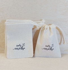 Saquinho Amor em Forma de Presente - Lembrancinha - Estampa Personalizada - Algodão Cru com Cordão Embutido - 10x13cm - loja online
