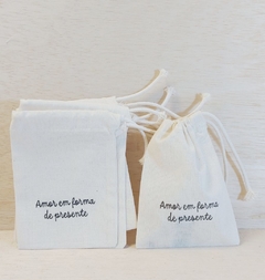 Saquinho Amor em Forma de Presente - Lembrancinha - Estampa Personalizada - Algodão Cru com Cordão Embutido - 10x13cm