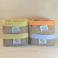 Cesta Poá - Amor e Felicidade - Cores Alegres - Cesta de Presentes - Tag Personalizada - Juta & Tecido