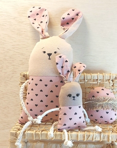Coelho Pernolito Bolinhas Rosa - Bicho de Pano - Lembrancinha - Enfeite de Páscoa - comprar online