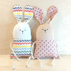 Coelho Pernolito Bolas de Rabisco Coloridas - Bicho de Pano - Lembrancinha - Enfeite de Páscoa - Craft.Mimo
