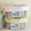 Cesta de Páscoa Coelhos e Cenouras - Rosa e Amarelo - Cesta de Presentes - Tag Personalizada - Juta & Tecido