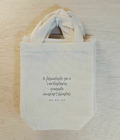 Sacolinha A Felicidade Só é Verdadeira Quando Compartilhada - Casamento - Monograma - Lembrancinha - 15x16cm - comprar online