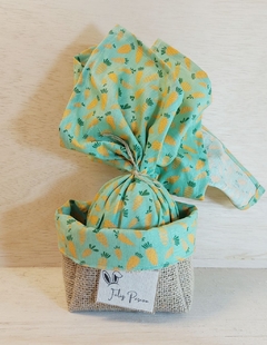 Cachepô Cestinho de Páscoa - Coelhos & Flores - Tag Personalizada - Juta & Tecido - Craft.Mimo