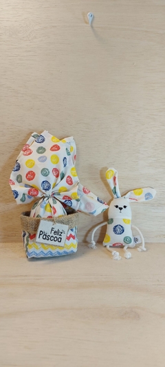 Cachepô Cestinho Ovo de Páscoa - Coelhos e Cenouras - Tag Personalizada - Juta & Tecido - Craft.Mimo