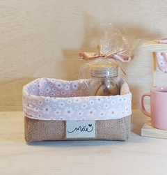 Cesta Dia das Mães - Poá Vermelho - Cesta de Presentes - Tag Personalizada - Juta & Tecido na internet