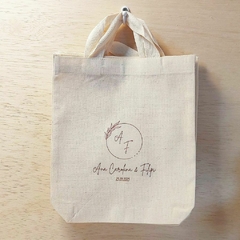Sacola de Mão Losango Caligráfico com Folhagem - Monograma - Estampa Padrão com Fundo Largo e Alça de Mão - Lembrancinha de Casamento - comprar online
