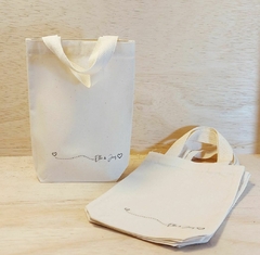 Sacolinha Minibag Iniciais do Casal - Linha com Coração - Letras Fortes - Data - Personalizada - Estampa Padrão - Algodão Cru - Lembrancinha de Casamento