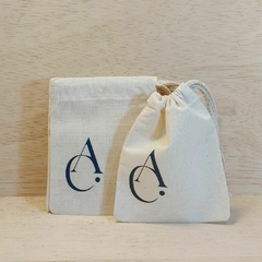 Saquinho Cordão Casamento - Iniciais Coladinhas - Data - Estampa Padrão Personalizada - Algodão Cru - Lembrancinha - Craft.Mimo