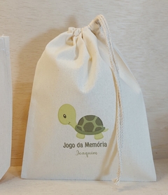 Saco Cordão Tartaruguinha - Nome e Idade - Estampa Padrão Personalizada - Algodão Cru - Cordão Embutido - Lembrancinha de Aniversário