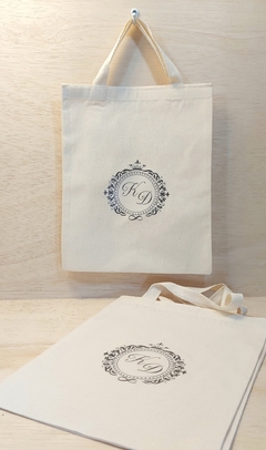 Sacola Brasão do Casal - Casamento - Madrinhas - Lembrancinha - Algodão Cru - 25x30cm - comprar online